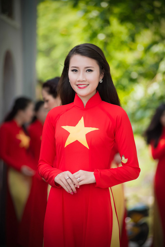 Người đẹp Việt rạng rỡ với áo dài đỏ sao vàng