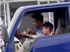 Bé trai 10 tuổi lái xe tải chạy bon bon trên đường khiến người đi đường sợ khiếp vía