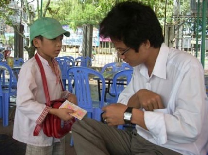 Tấm vé số và lòng tự trọng của người nghèo