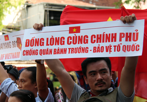 Người TP HCM xuống đường phản đối Trung Quốc
