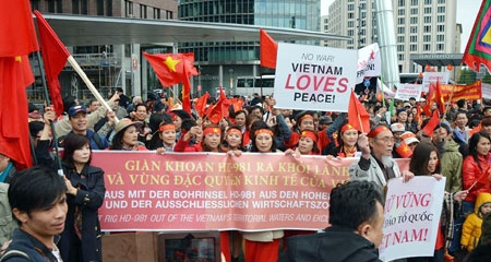 Người Việt tại Đức biểu tình phản đối TQ