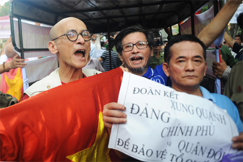 Người dân ba miền tuần hành phản đối Trung Quốc