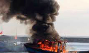 16 ngư dân nhảy khỏi con tàu cá bốc cháy ở Hoàng Sa