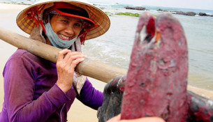 Đàn bà đi biển: Nhọc nhằn phận "tóc dài vượt sóng"