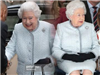 Nữ hoàng Elizabeth II gây xôn xao khi xuất hiện nổi bật tại London Fashion Week