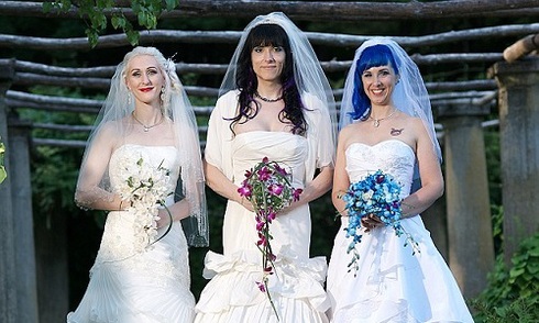 Ba cô gái đồng tính cưới nhau