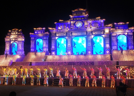 Du khách đổ về Huế Festival 2014 