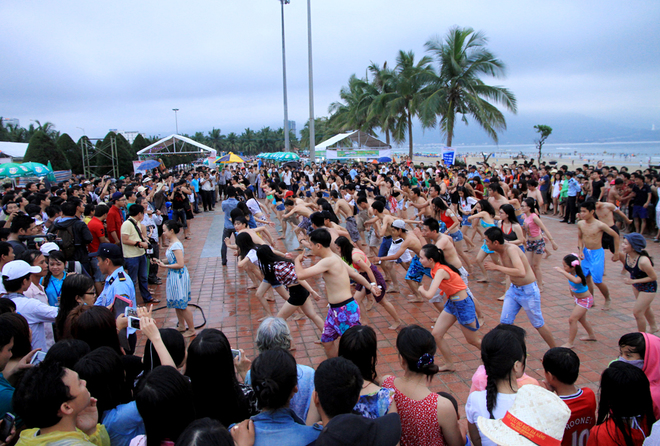 Nhảy flashmob bikini tại bãi biển Đà Nẵng