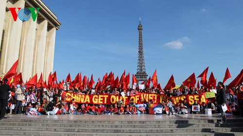 1.000 người Việt hát Quốc ca trên quảng trường Paris