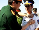 Thuyền trưởng tàu Cảnh sát biển nhận huy hiệu “Tuổi trẻ dũng cảm”
